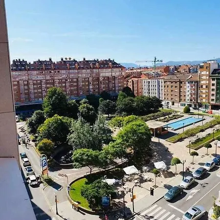 San Lorenzoa Escasos Metros De La Playa Gijón